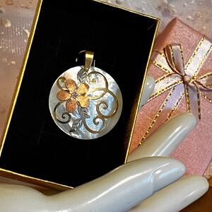 14K Multi Toned Gold
Mother Of Pearl Pendant